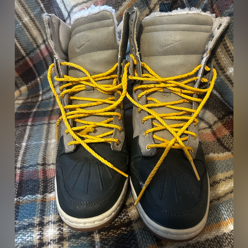 Nike dunk high Sherpa 
Used condition 
9.5